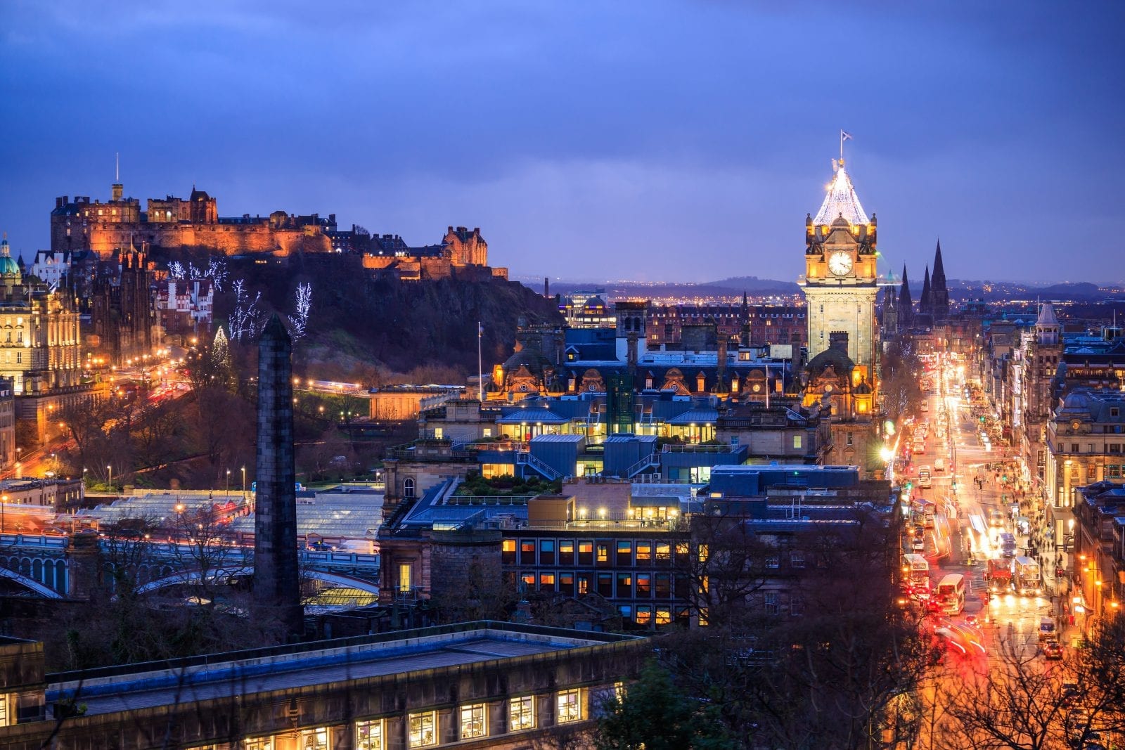 shows skyline of Edinburgh at night