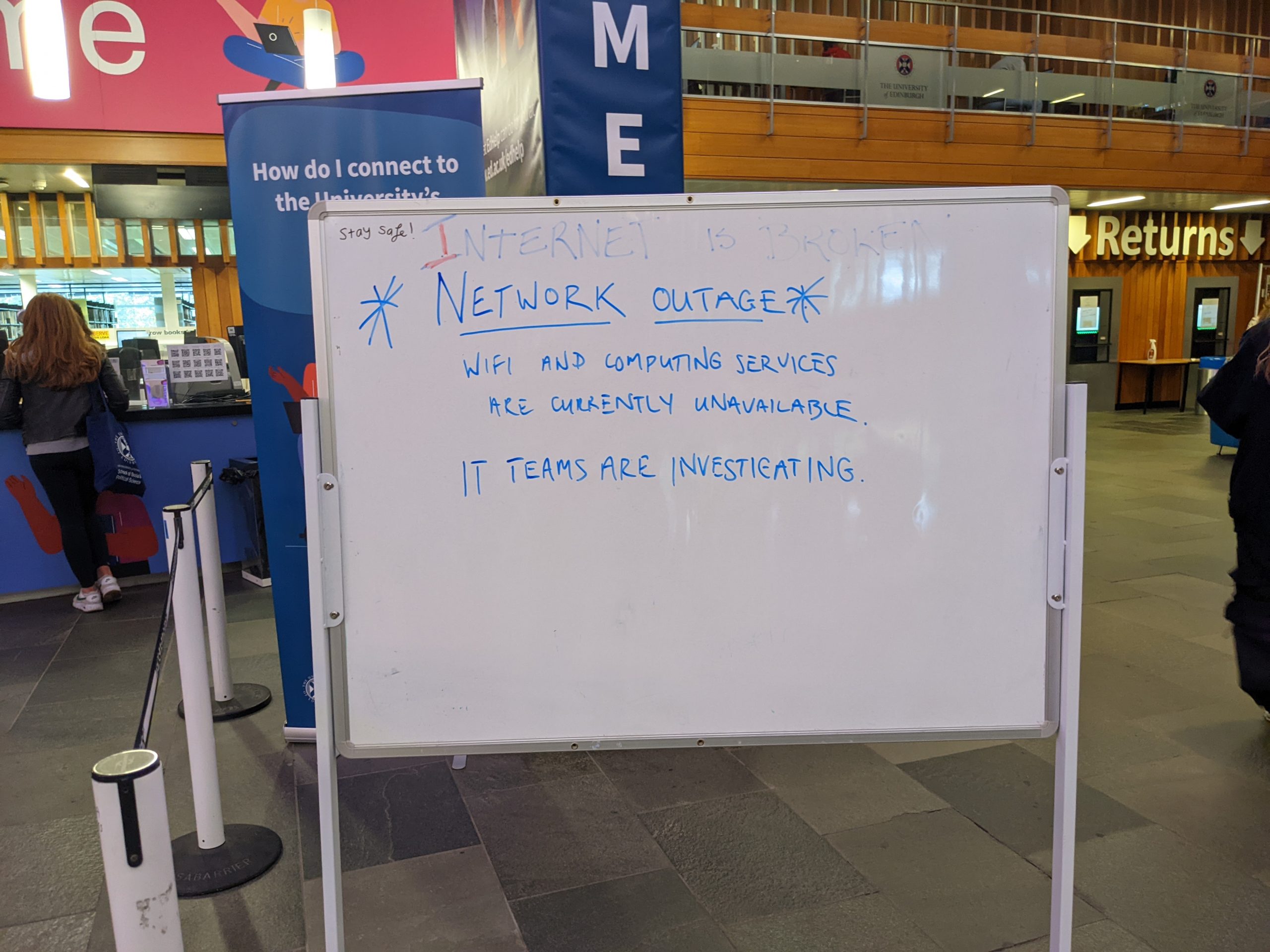 A sign in the University of Edinburgh main library saying wifi services are not functional.
