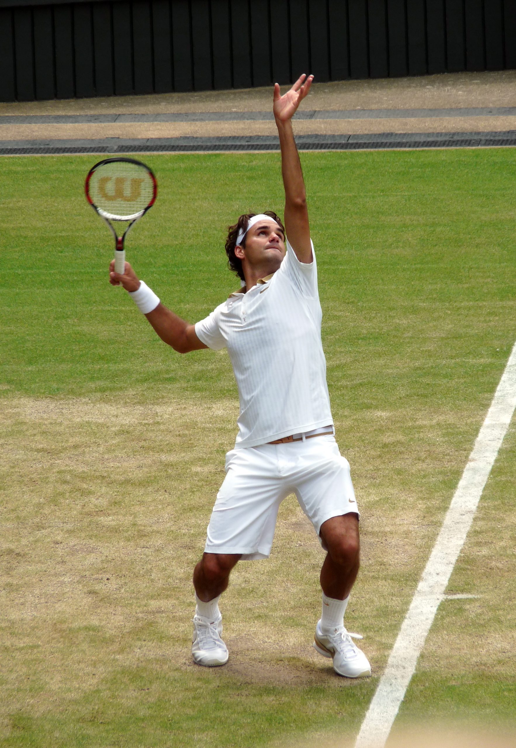 Roger Federer serving at Wimbledon
